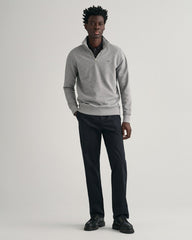 سويت شيرت بقبة نصف سحاب وشعار الدرع