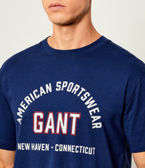 تيشيرت Gant بأكمام قصيرة وطبعة جرافيك