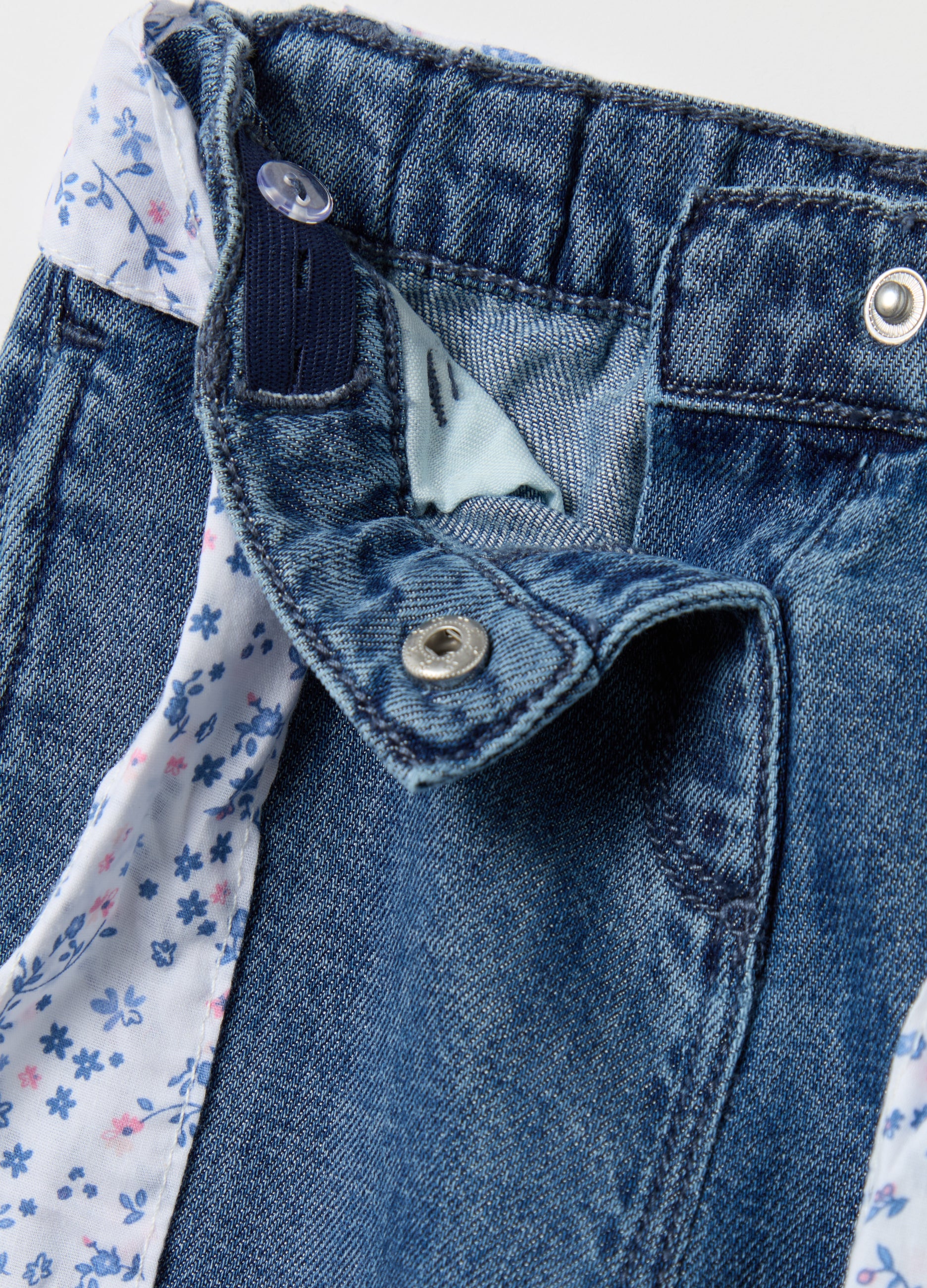 Wide-Leg Jeans With Floral Belt