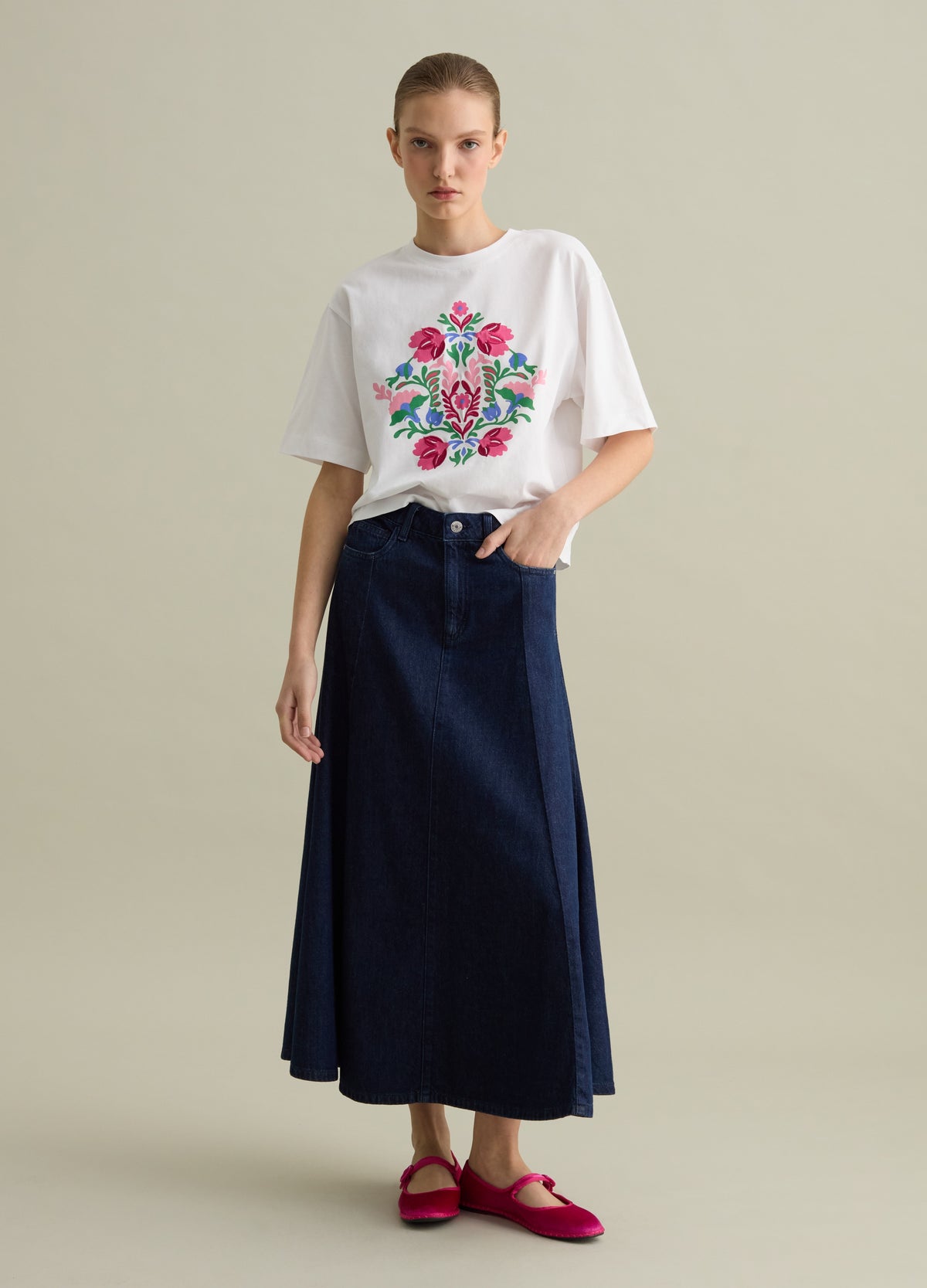 White T-Shirt With Short Sleeves And Floral Embroidery