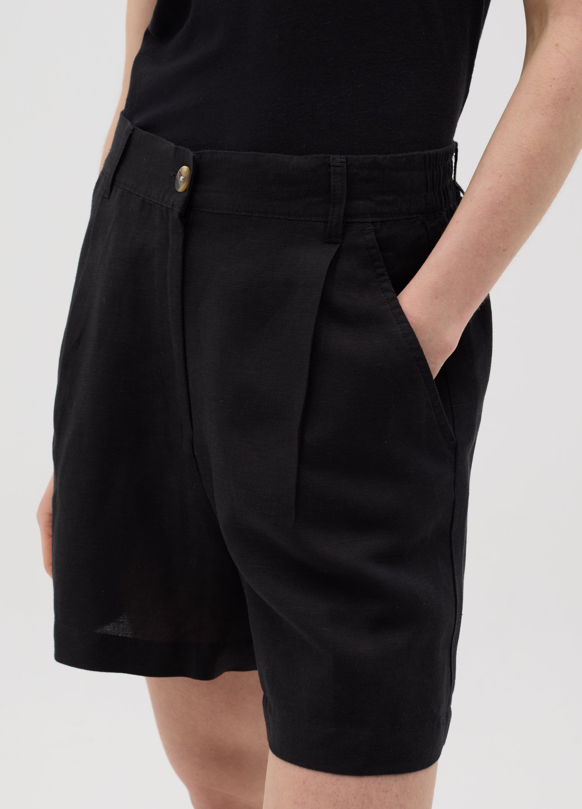 Women'S Black Regular-Fit Shorts In Linen And Viscose Blend