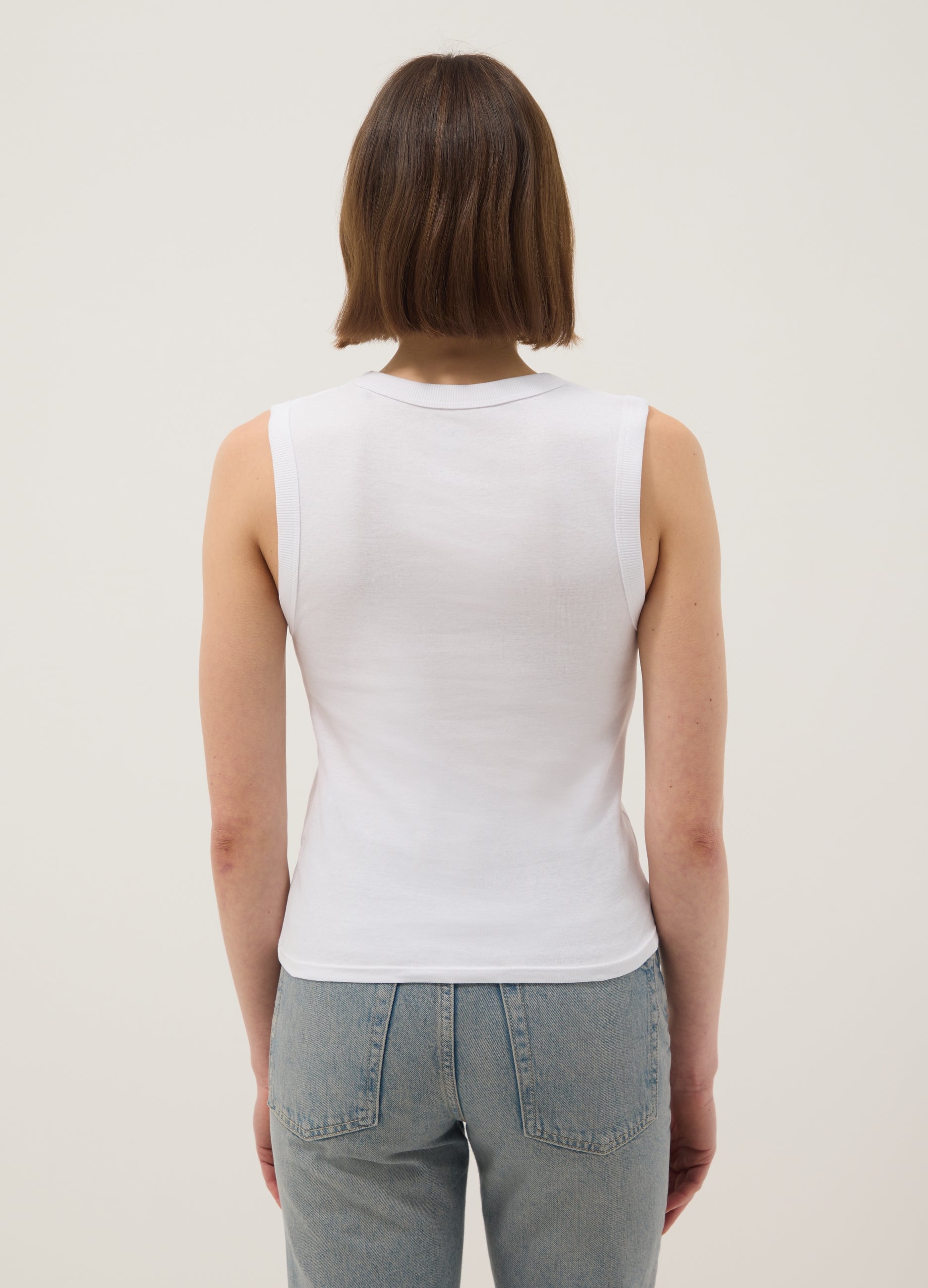 فانلة OVW قطن أبيض سادة برقبة على شكل V وقصة عادية