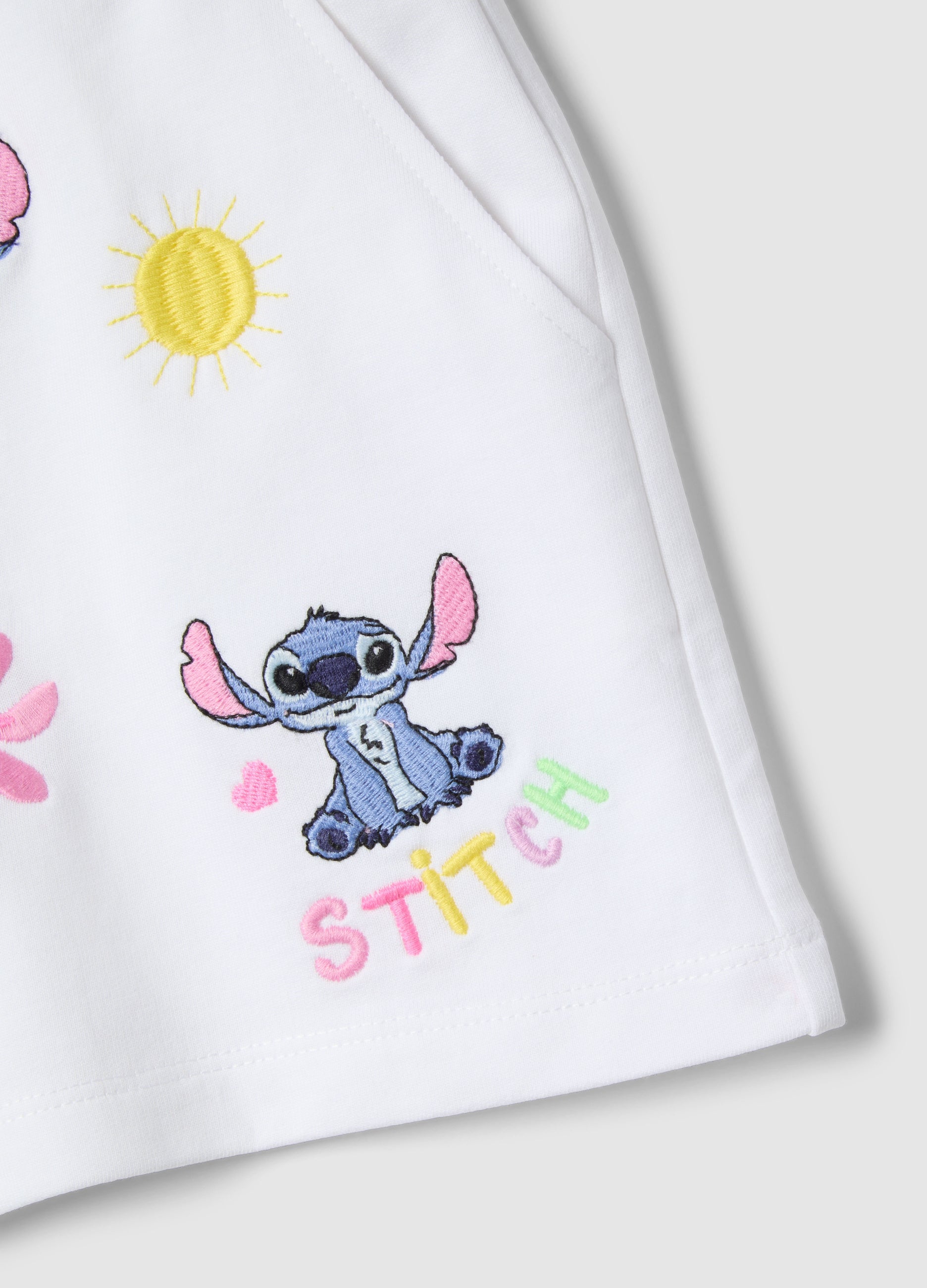 شورت بناتي أوفس بفتحة عادية من القطن الأبيض النقي مزين بغرزة