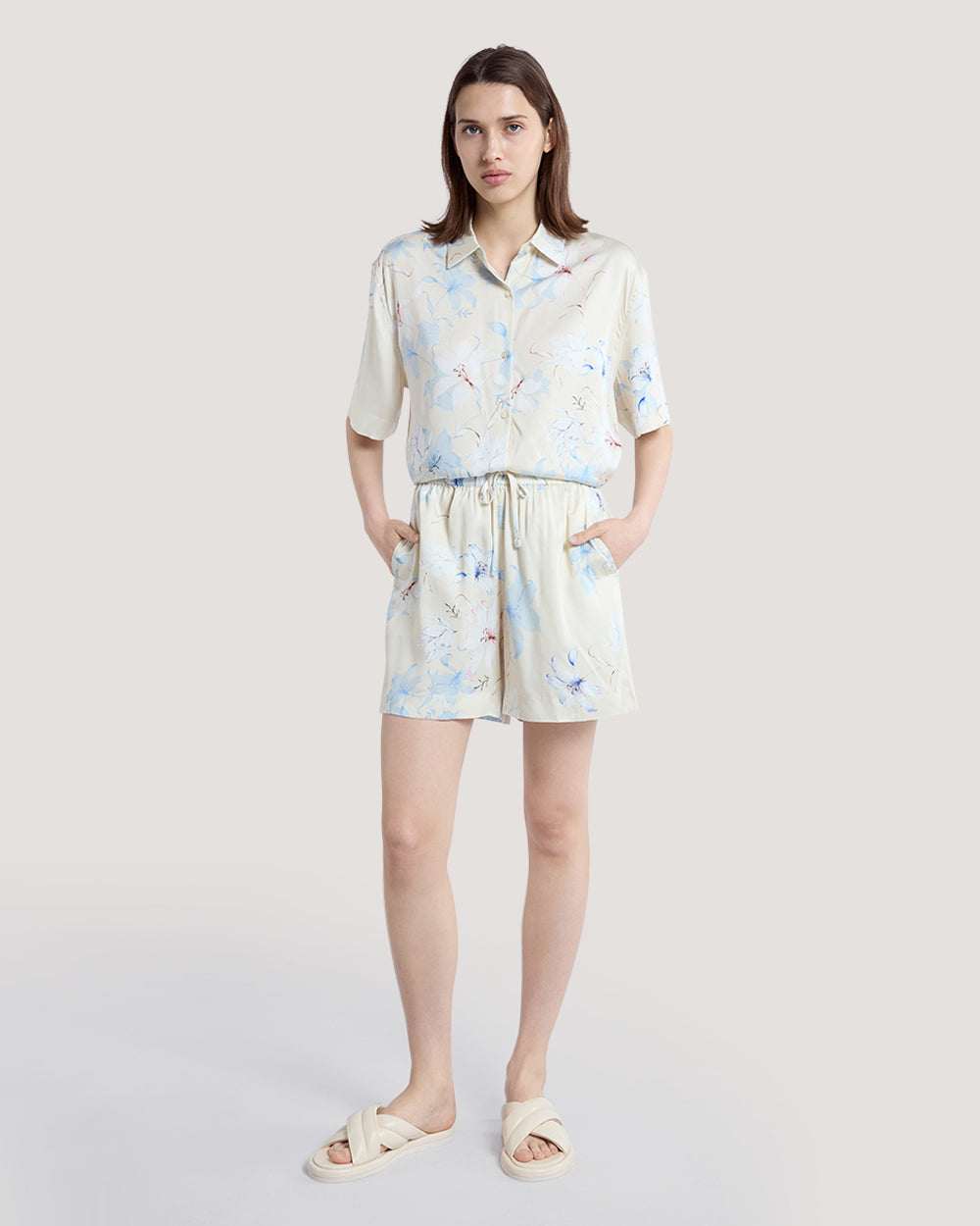 Relaxed Fit Floral Print Shorts Putty / 36