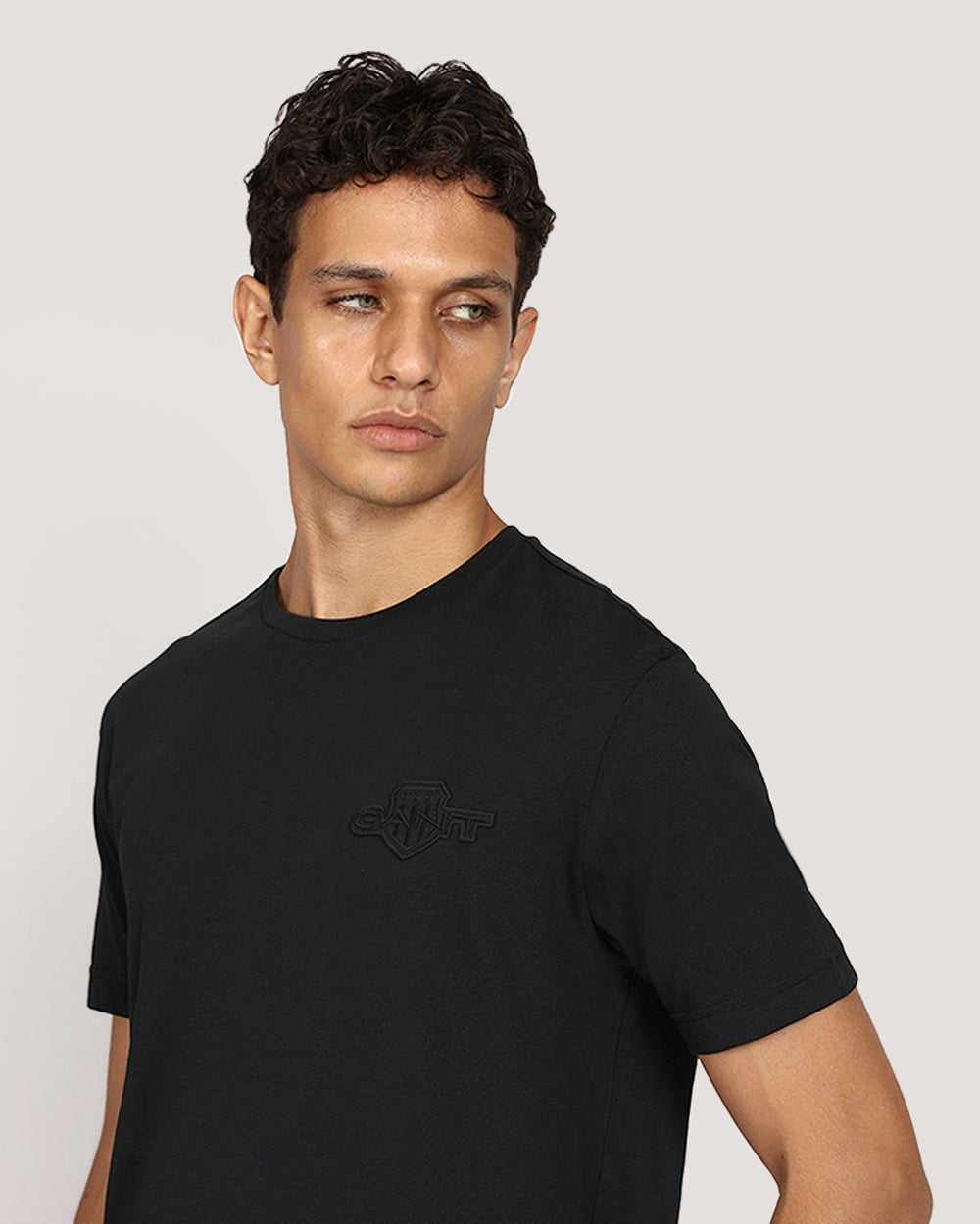 تيشيرت GANT بأكمام قصيرة وشعار Tonal