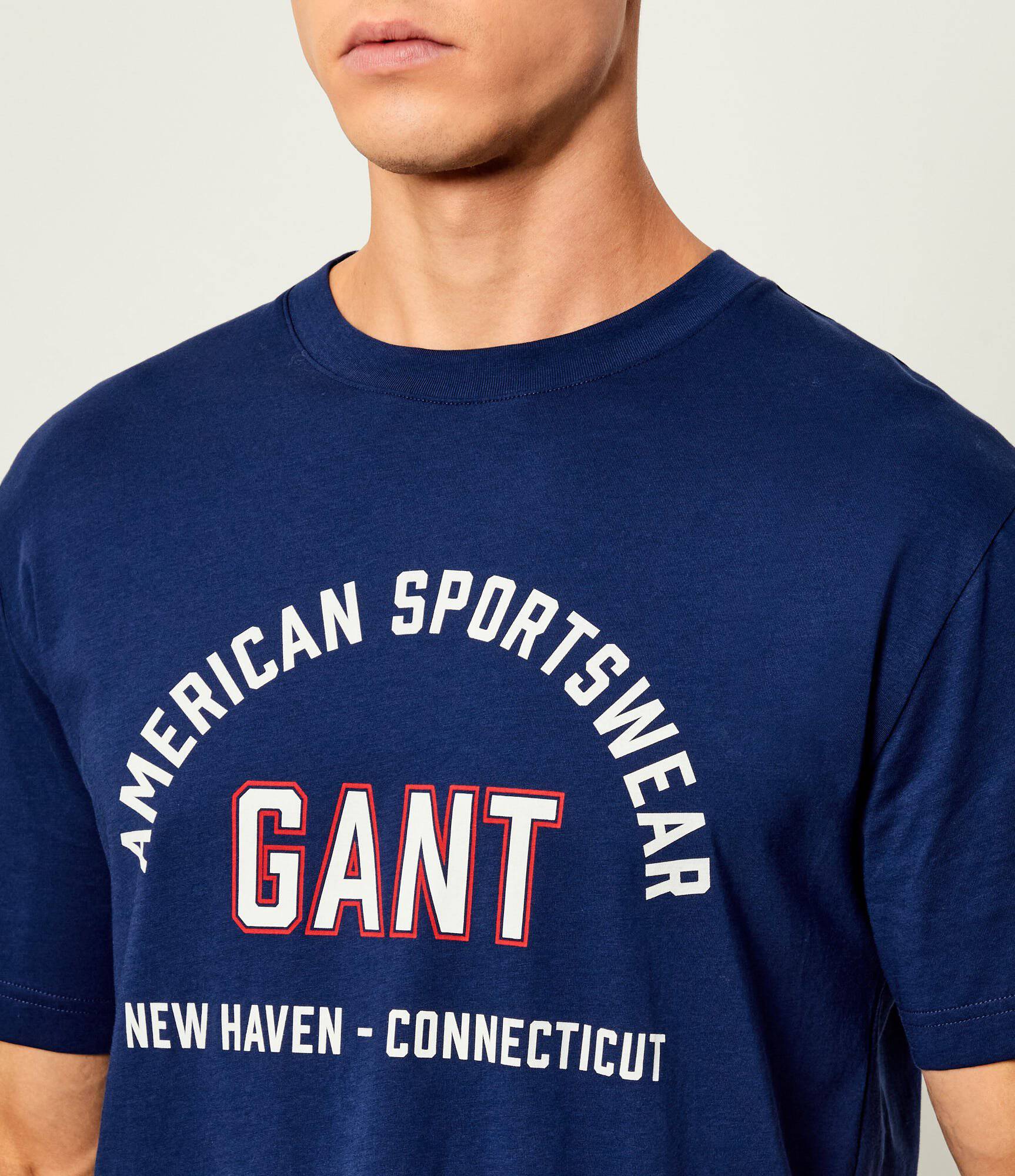 تيشيرت Gant بأكمام قصيرة وطبعة جرافيك