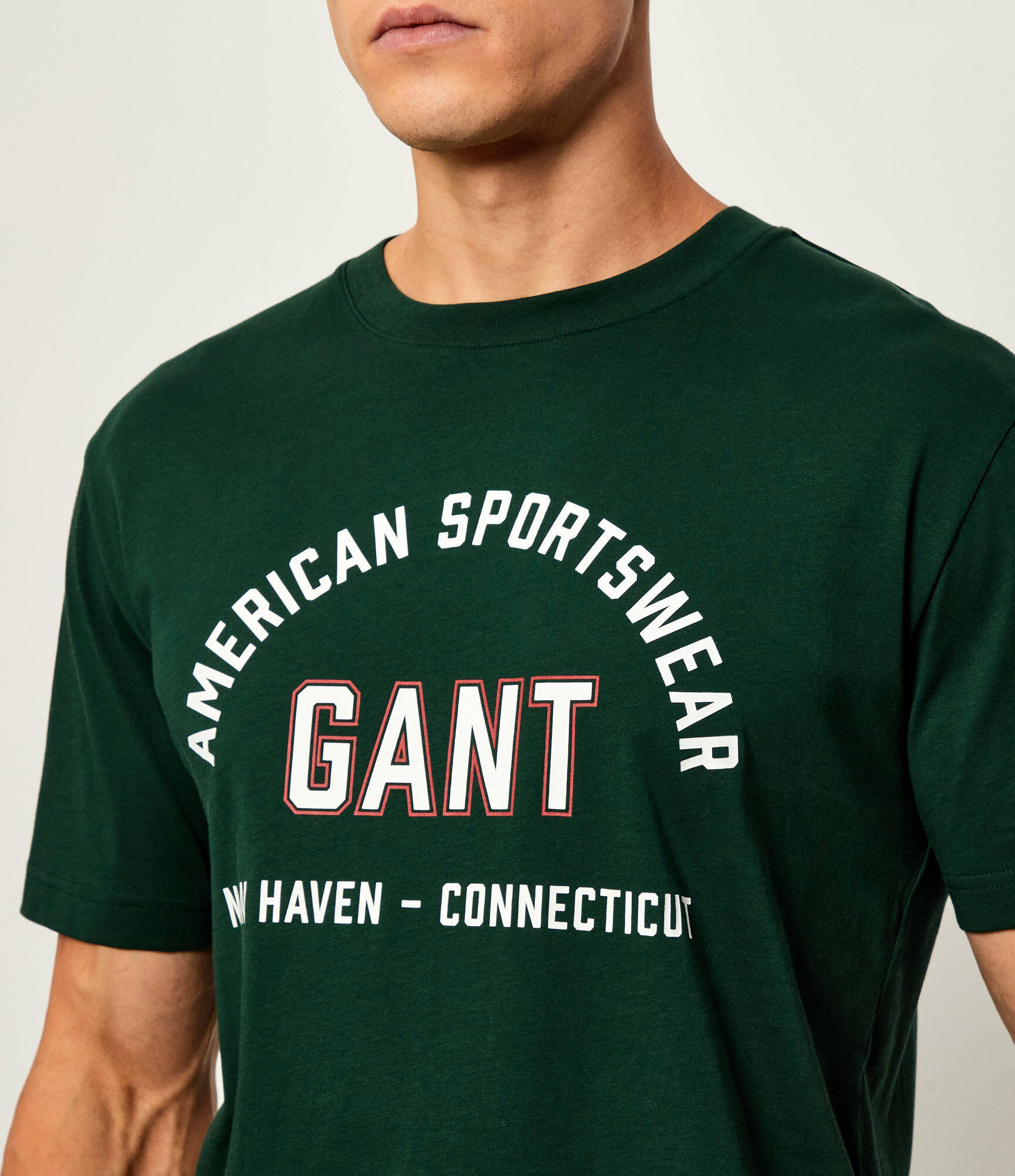 تيشيرت Gant بأكمام قصيرة وطبعة جرافيك
